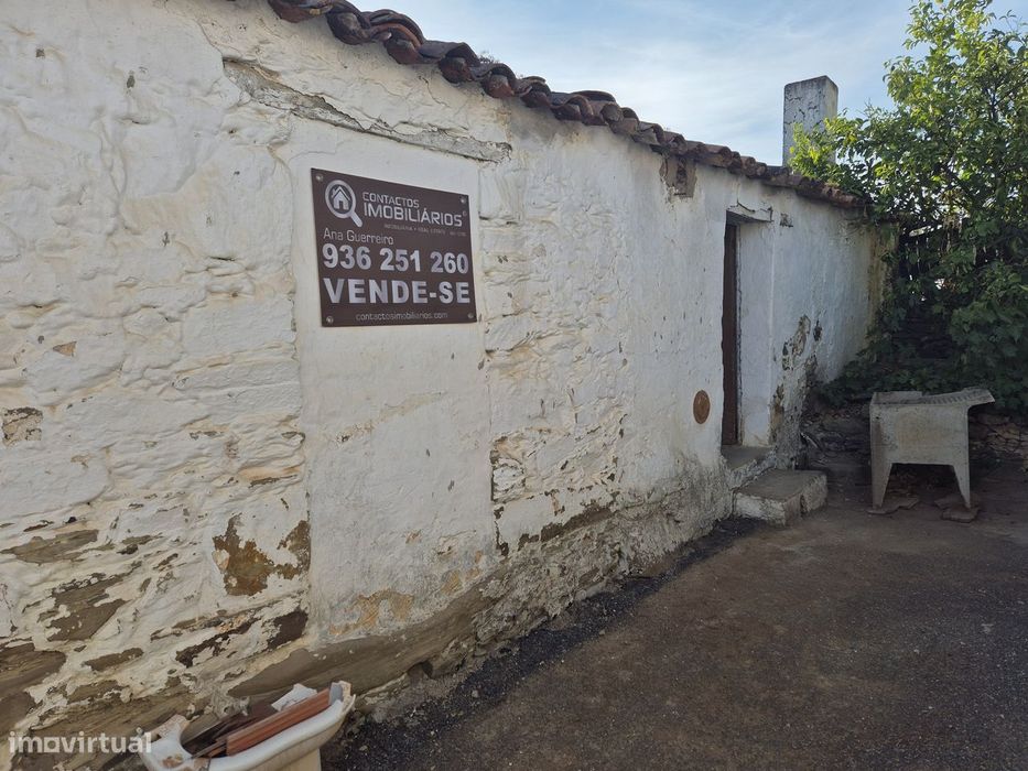 Moradia terrea com logradouro na Aldeia dos Fernandes.RESERVADO