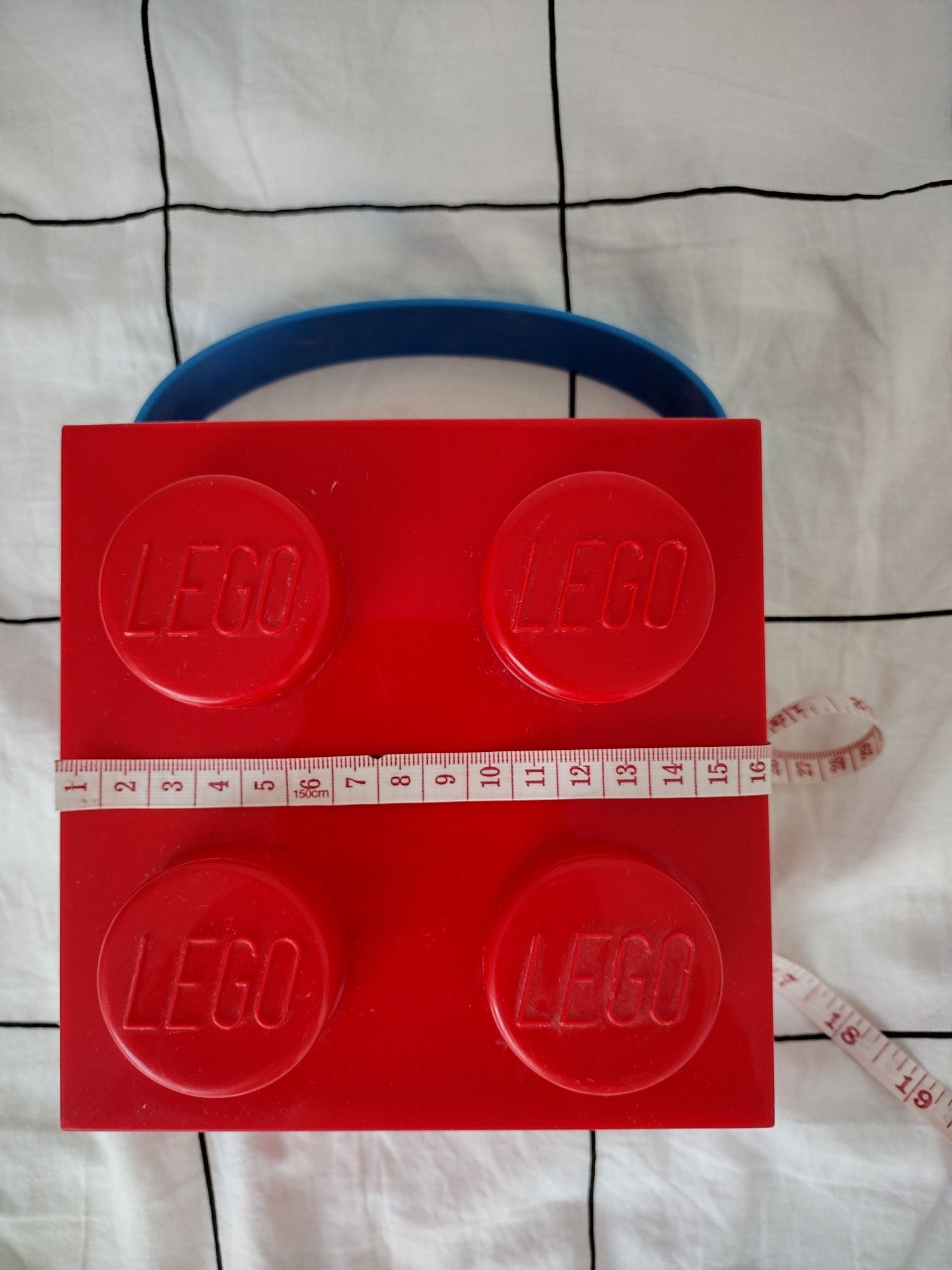 Czerwony pojemnik na LEGO z uchwytem