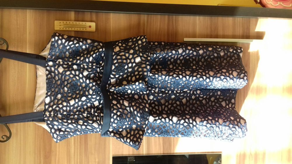 Elegancka sukienka z gipiurą założona raz r. 42