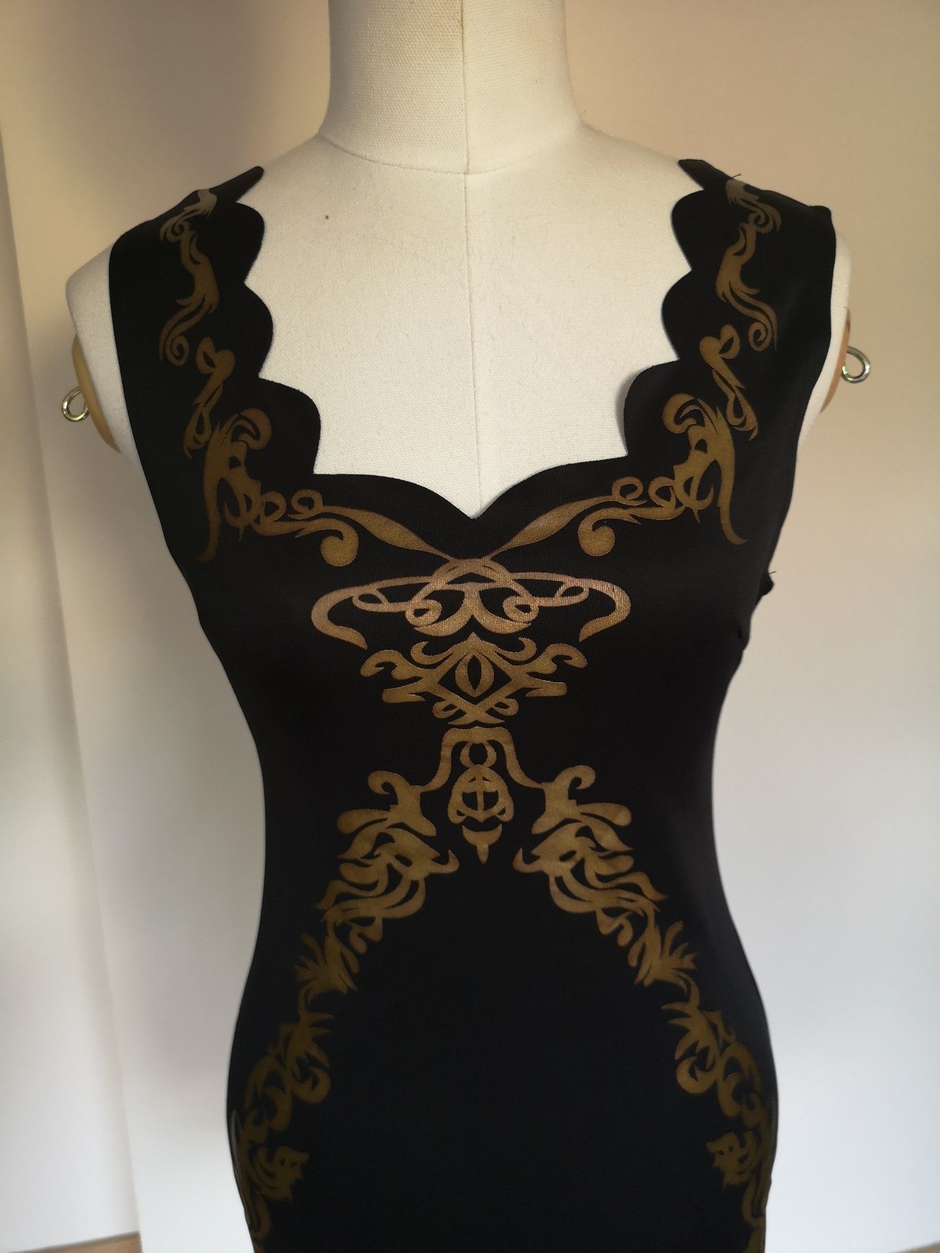 Sukienka czarna złoty print AZTEC boho h 36 S zara wycinana elegancka