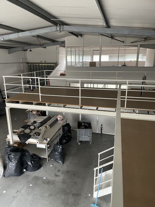 Plataforma em ferro “mezanini” com escada