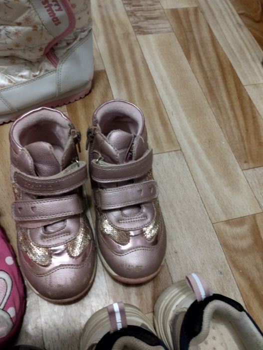 Взуття для дівчинки, ботінки, сапожки зимові, кросівки.