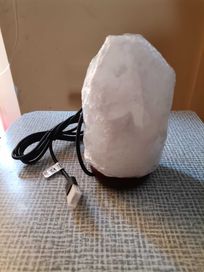 lampa z białej soli himalajskiej