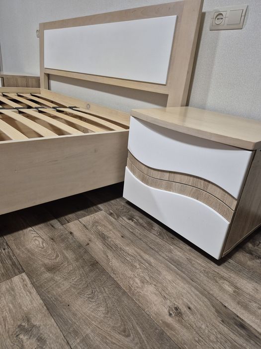 Ліжко дерев'яне двоспальне 1600*2000 з матрасом та тумбочками