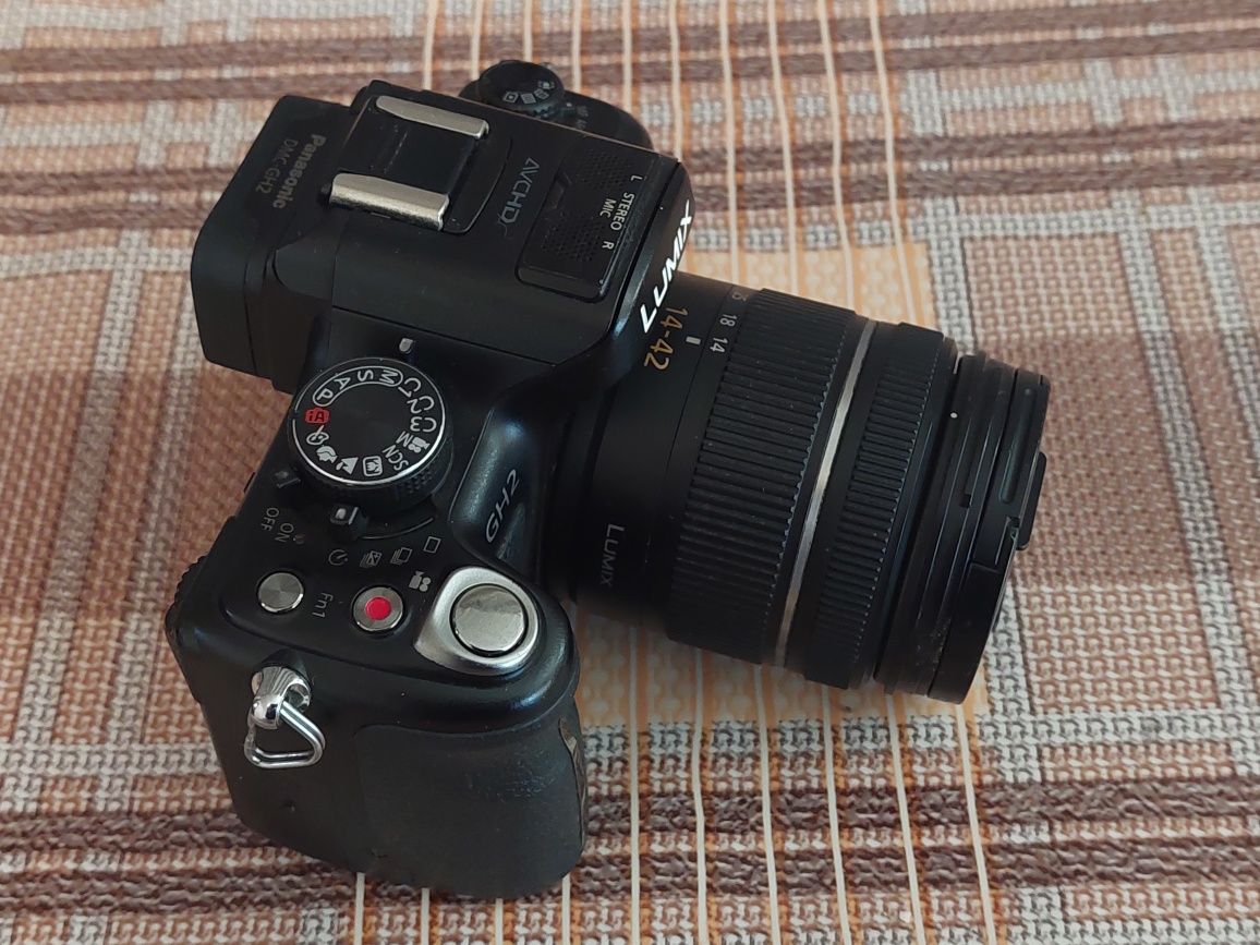 Panasonic Lumix GH2 + об'єктив Lumix G Vario 14–45 mm ƒ/3.5–5.6