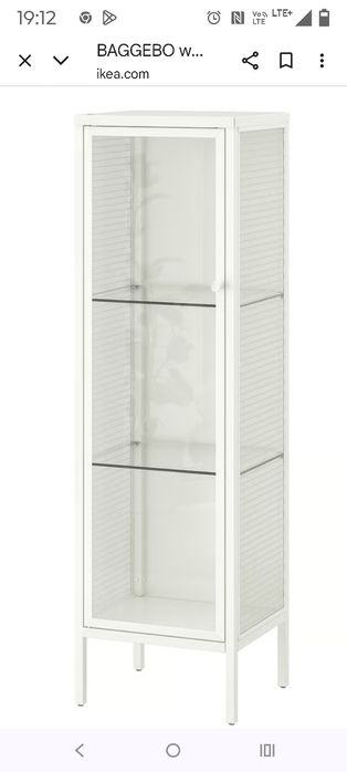 Witrynka ze szklanymi półkami