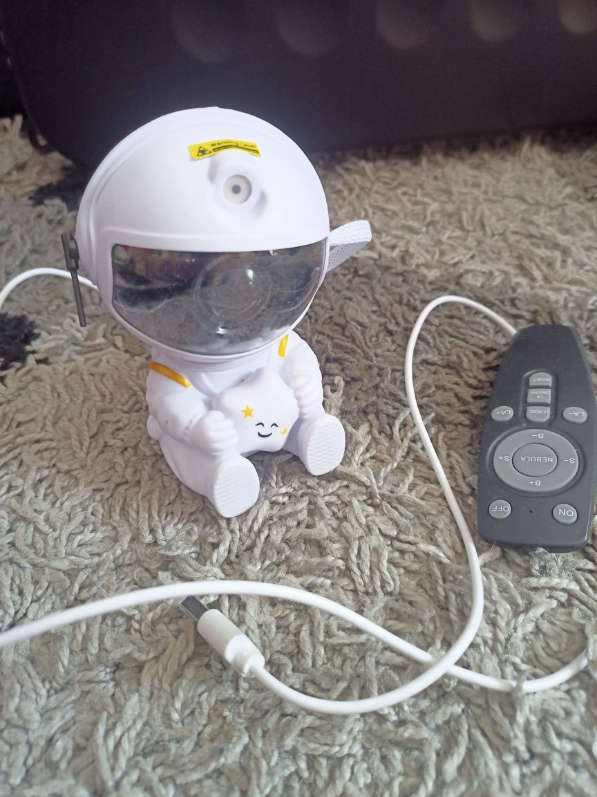 Lampka nocna LED, napęd projektora i rozgwieżdżone niebo Astronauta