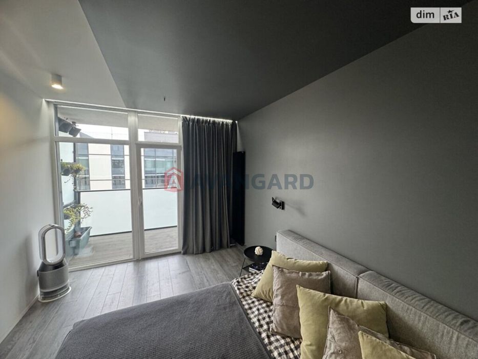 простора трьох кімнатна квартира