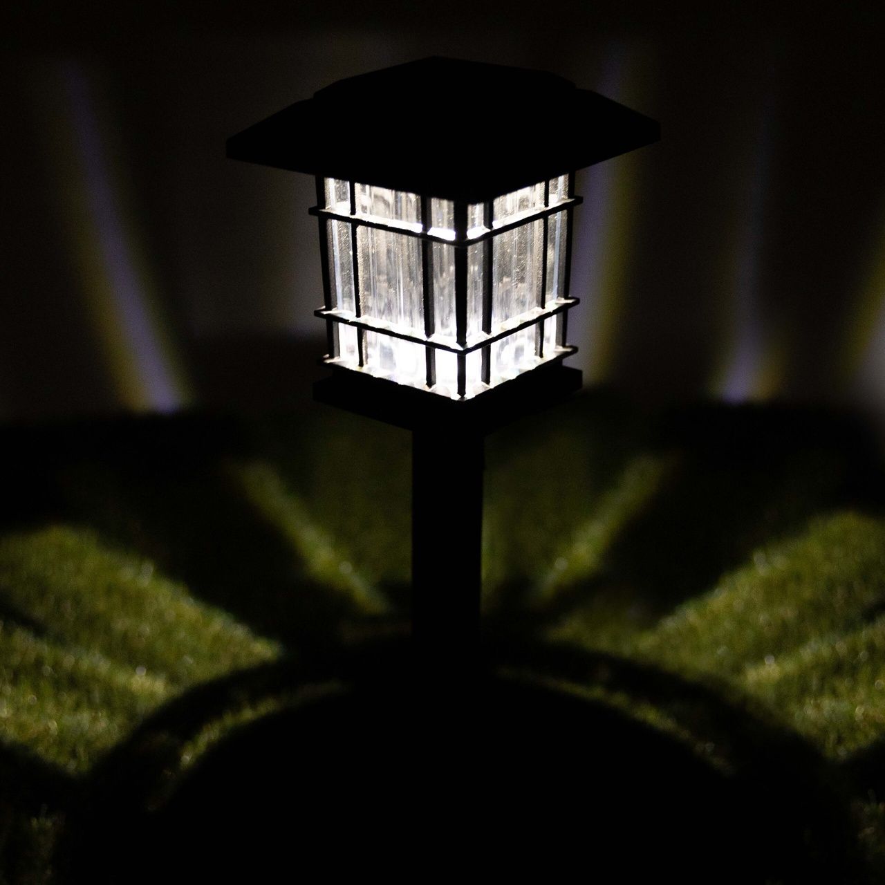 Lampa do ogrodu solarna lampa domek