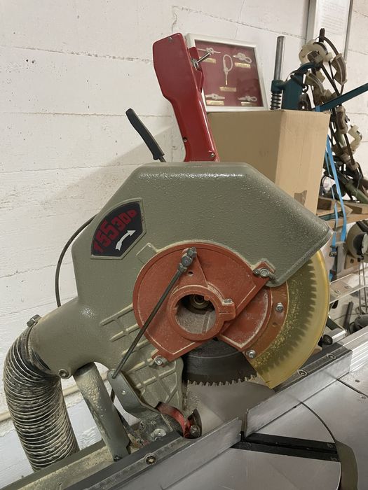 Serra de Esquadria OMGA com Sistema de Aspiração Integrado