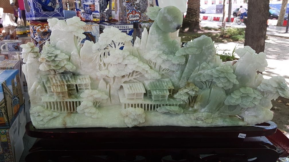 Peça em Jade única  trabalha a mão  origina,l  Pedra Mineral