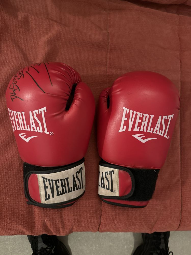 Rękawice bokserskie Everlast 12 z podpisem wylicytowane