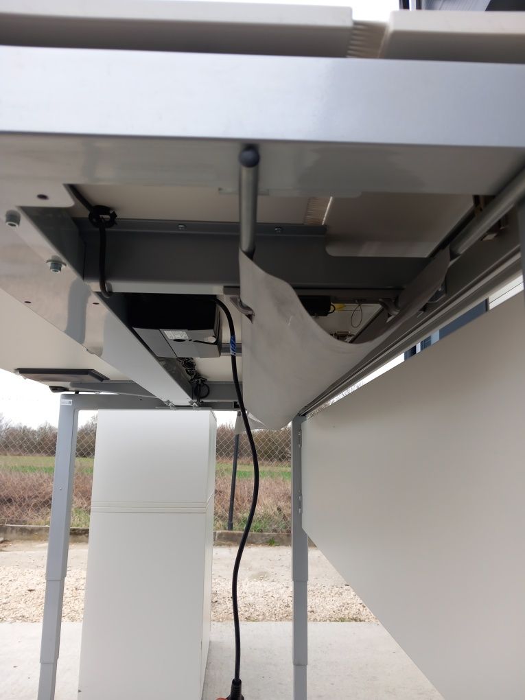 Biurko elektryczne z elektrycznie regulowanym blatem
