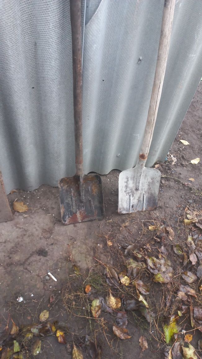 Продам штикову ,підборочну лопату з держаком, можна без - б/ у