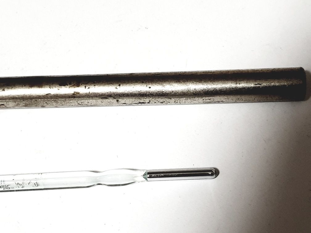 Antigo termómetro de medicina de 1923 com recipiente em metal