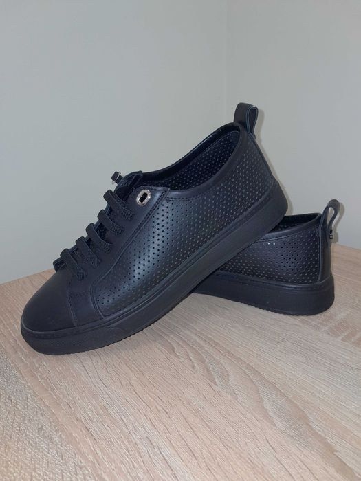 Взуття жіноче,шкіра з наскрізною  перфорацією