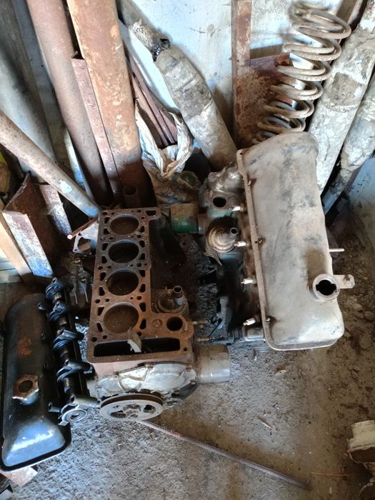 Двигун, пружини,щит заднього тормоза