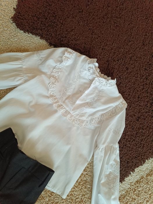 Біла вишиванка з брюками для дівчинки