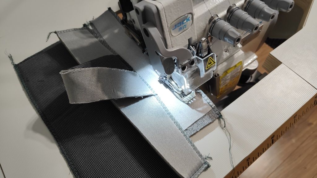 Owerlok Jack automat do średnich i ciężkich materiałów