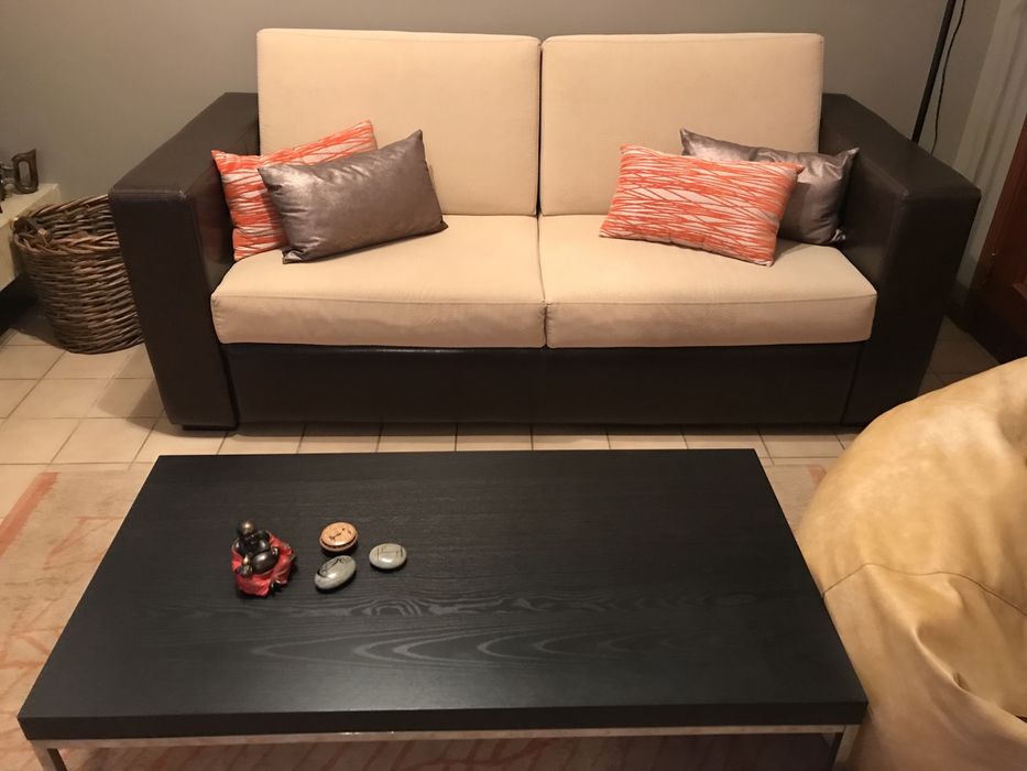 Sofá, puff e mesa de salão