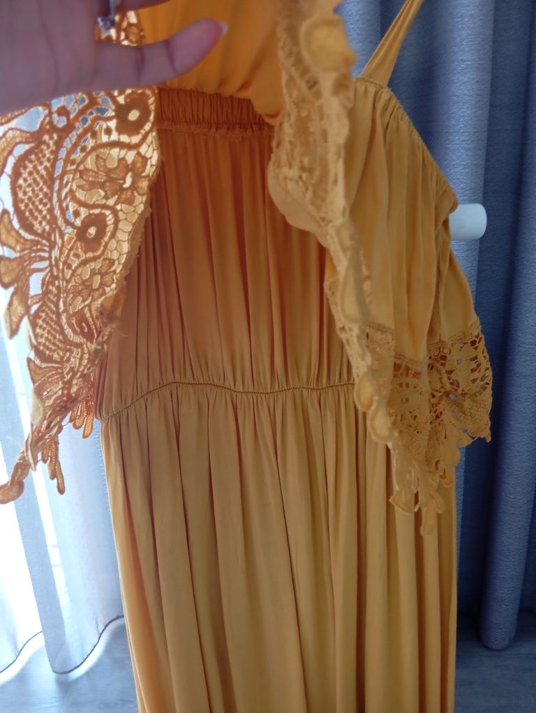 Vestido amarelo comprido com detalhe em renda