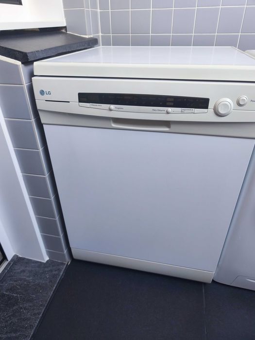 Máquina de Lavar Loiça LG  LD-2040WH para peças (funciona, perde água)