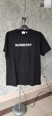 T-shirt Burberry
Tamanho: L
Nova com etiqueta
Portes: 5-7€