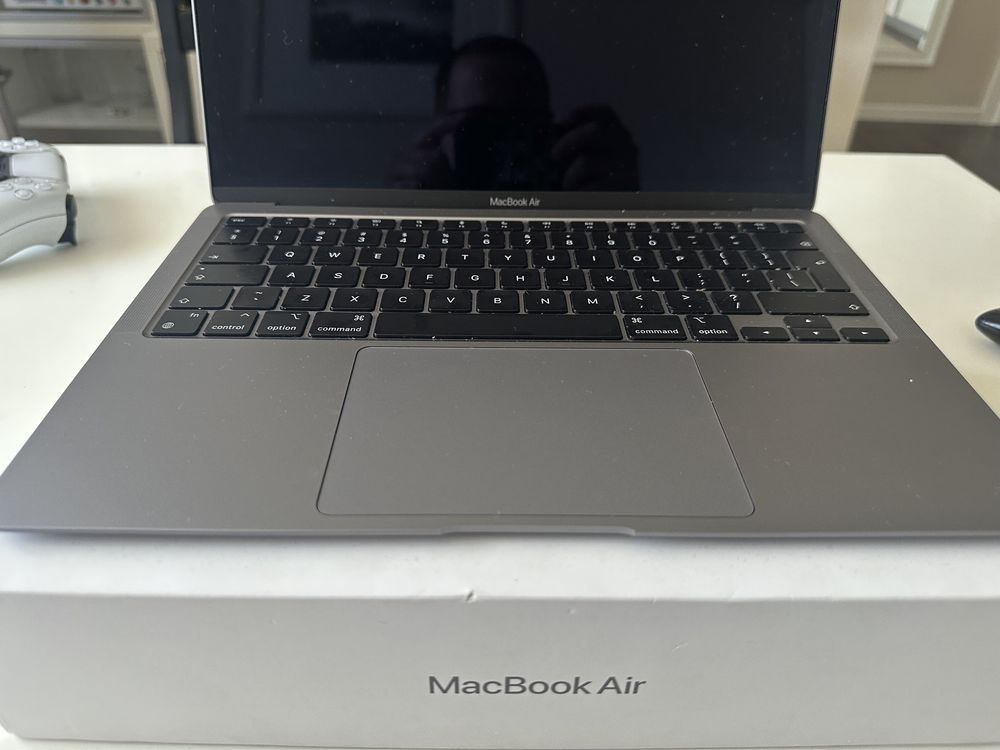 Niespelna roczny Macbook Air 13 m1 dodatkowe ubezpieczenie do 04.2026