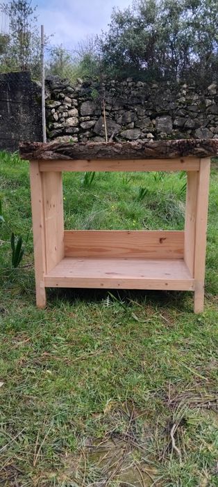 Banca em madeira narural, para wc ou cozinha