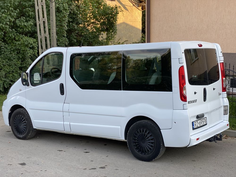 Renault Trafic 9 osobowy lift 2.0 cdi Klima Hak Nowe opony Stan Ideal