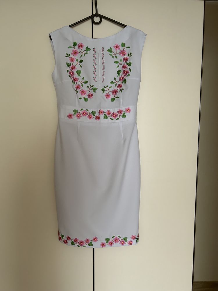 Красива святкова сукня вишиванка в українському стилі С-М, 42-44