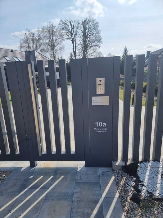 Aluminiowy słupek multimedialny, multibox - WYCIĘCIE NR DOMU GRATIS