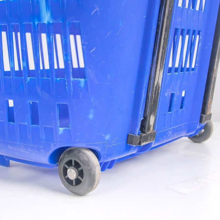 Koszyk sklepowy zakupowy na kółkach z wysuwaną rączką niebieski