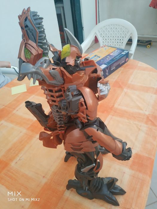 Brinquedo robot que se transforma em animal com luzes e barulho