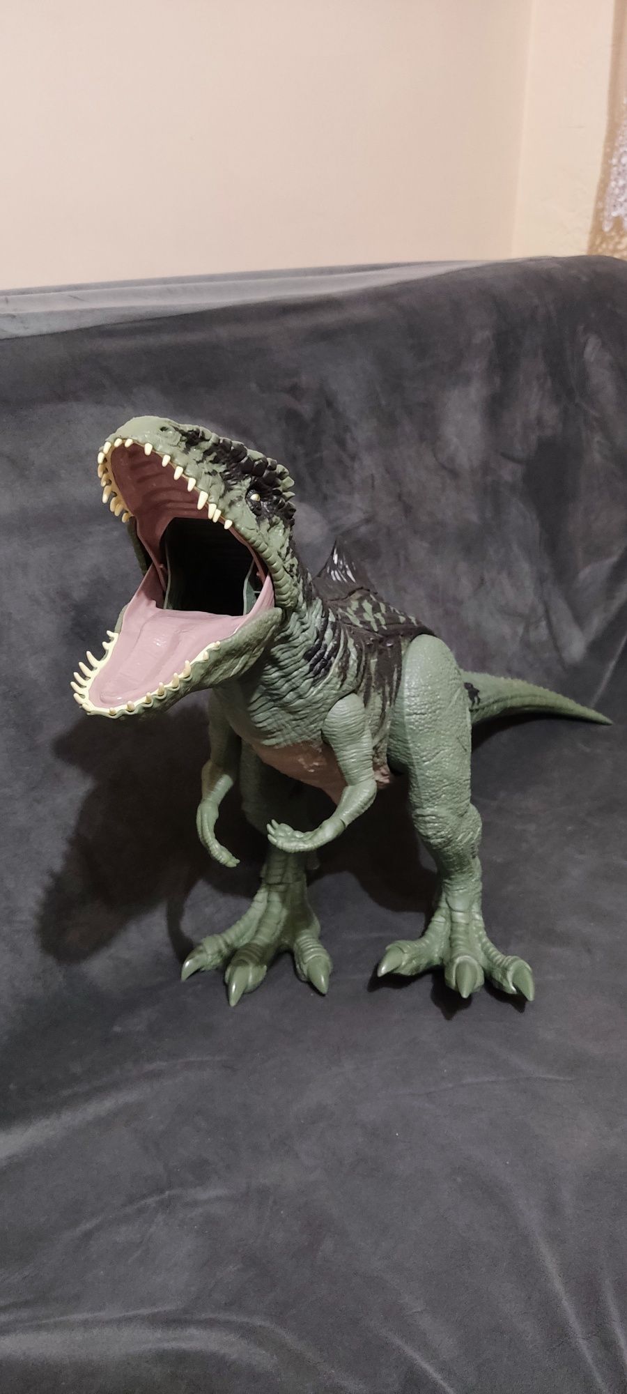 Dinozaur gigantozaur mega