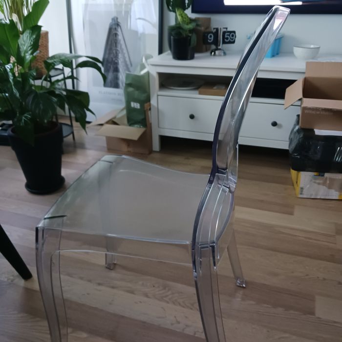 Zestaw 4 sztuk przezroczystych krzesł w stylu Victoria.
