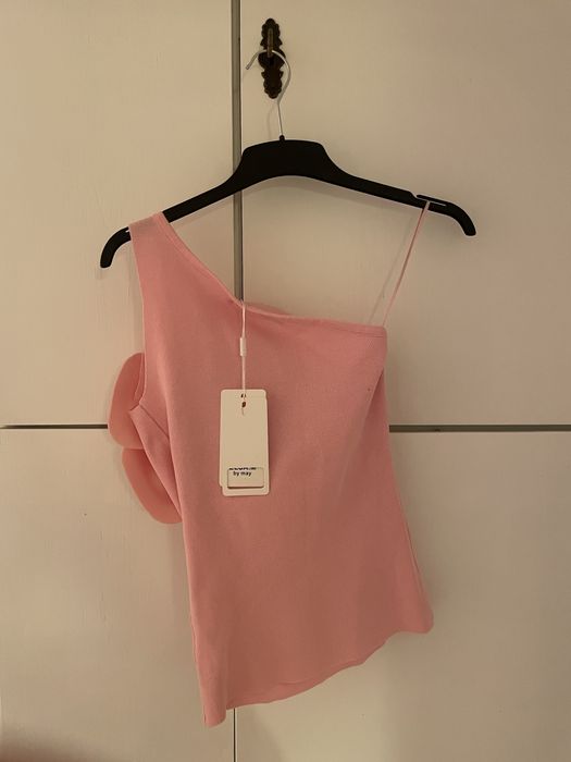 Różowa bluzka z dużym kwiatem