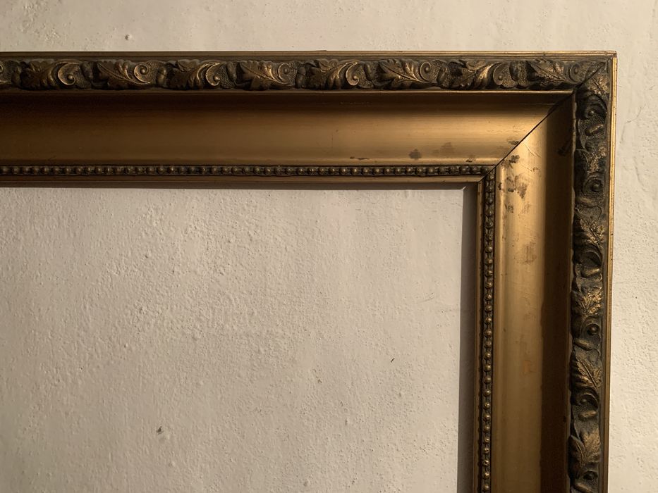 Rama do obrazu w złotym kolorze