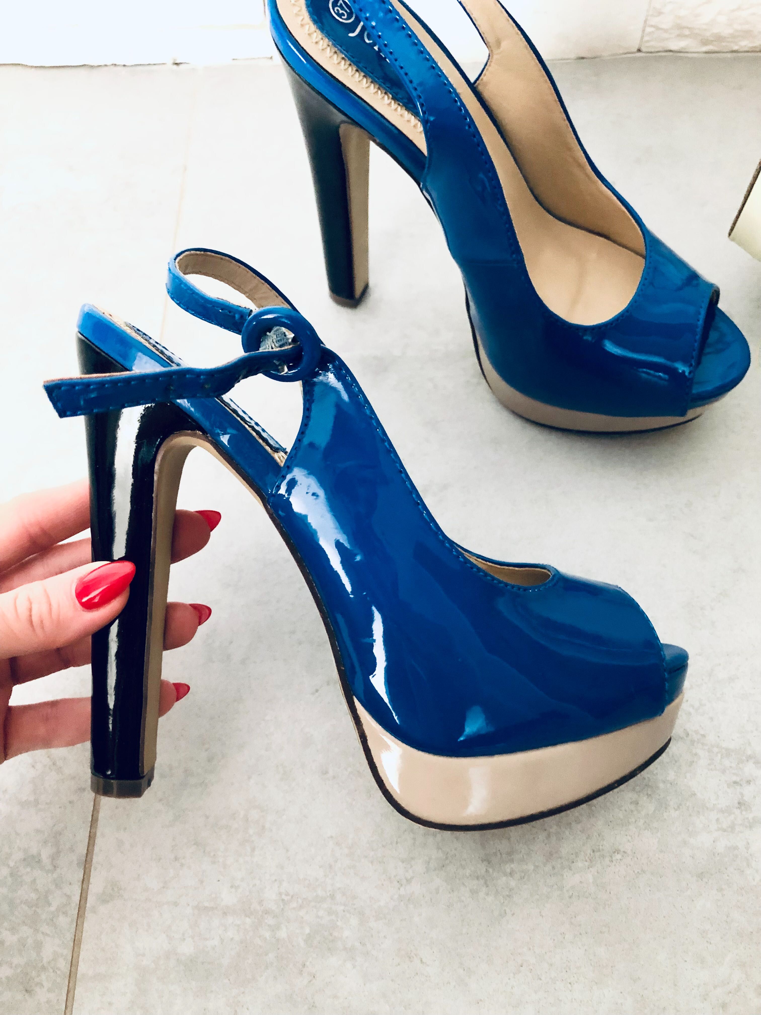 Kobaltowe buty z odkrytą piętą na obcasie