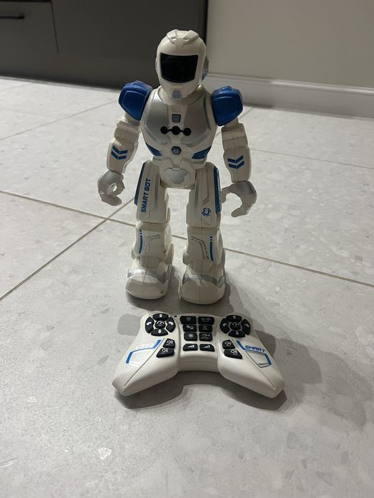 Робот на пульте управления