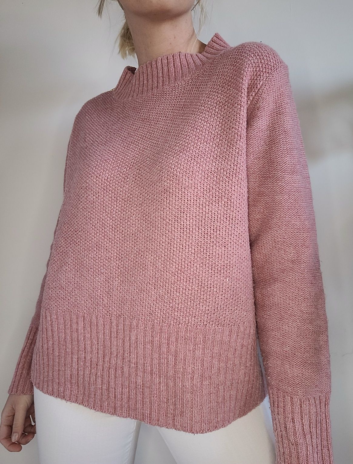 Różowy wełniany sweter oversize złote guziki vintage