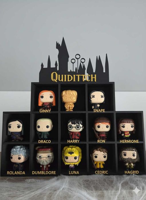 Półka na figurki Harry Potter z podpisanymi imionami postac