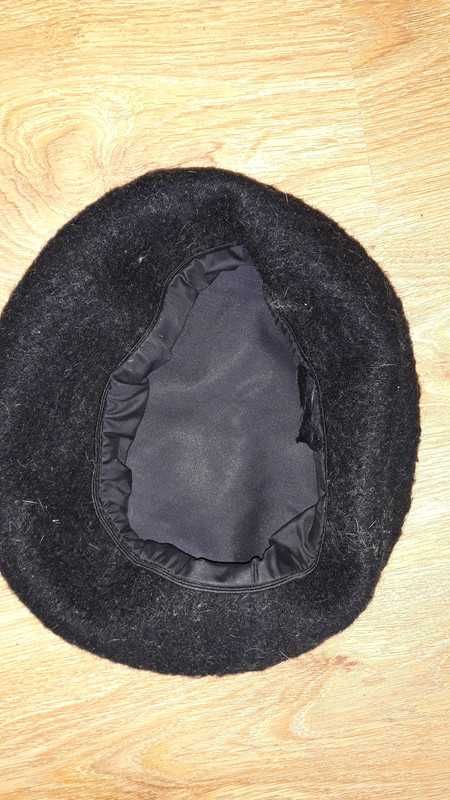 Czarny beret

Średnica 18 cm