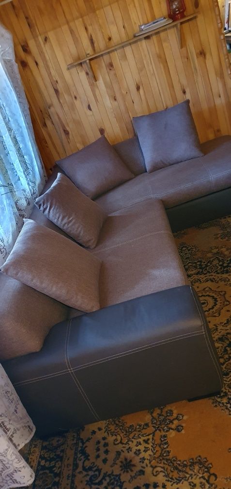 Narożnik z funkcją spania i pojemnikiem plus poduchy