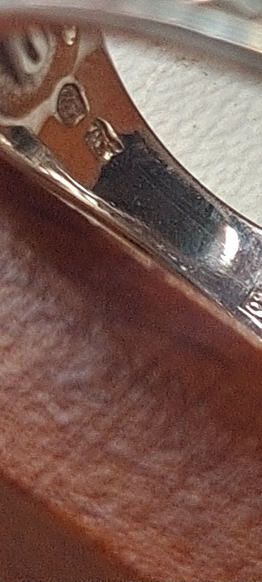 Anéis em Prata contrastada.