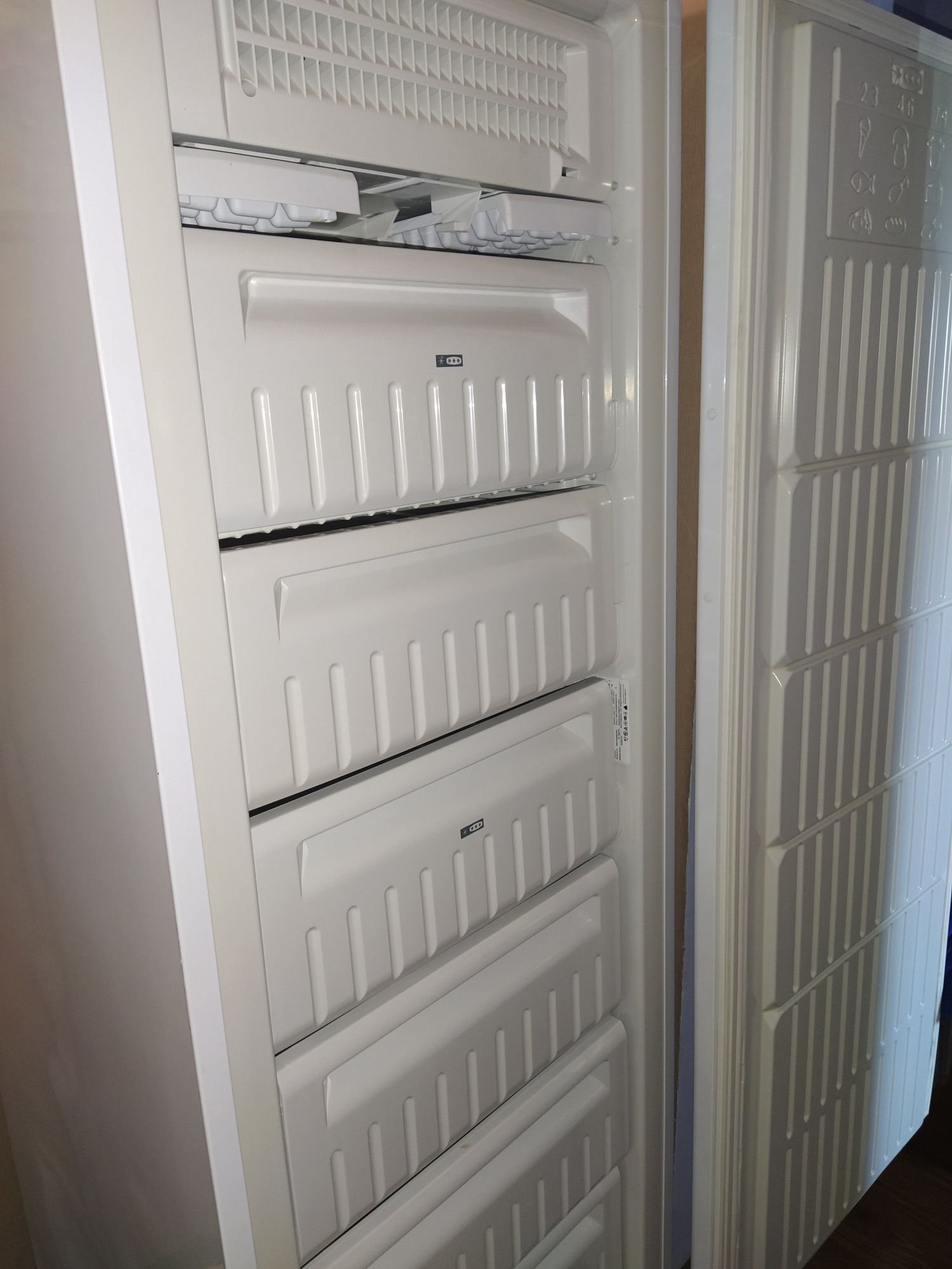 Морозильна камера Indesit  No Frost     SFR 167 NF