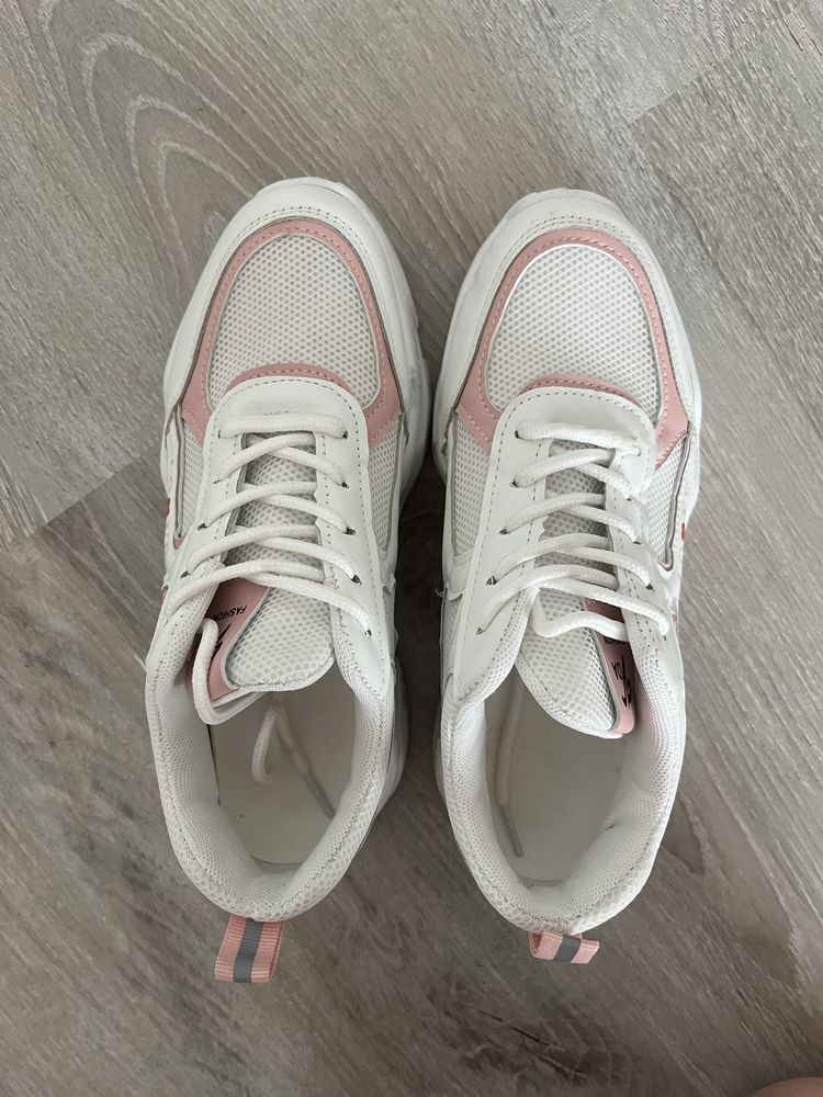 Кросівки Sneakers білі з рожевими вставками снікерси