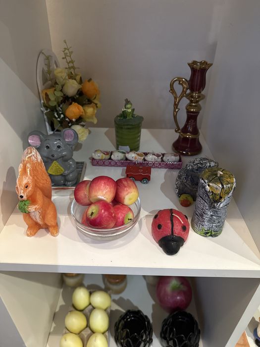 Коллекция свечей и подсвечников с разных стран мира со стеллажом Икея,