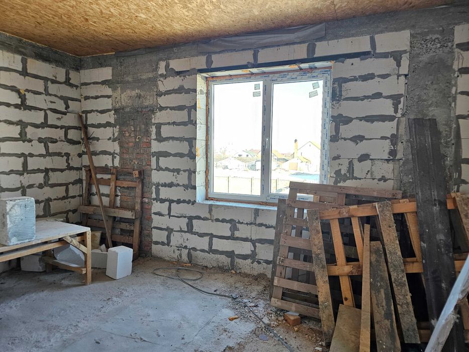 Село Усатово. Большой двухэтажный дом с землей.