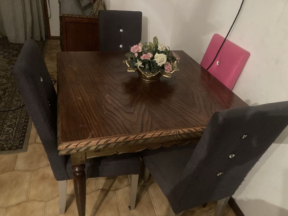 Mesa e cadeiras  e aparador antigo